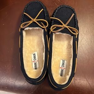 Minnetonka womenswear size 9 Navy slipper